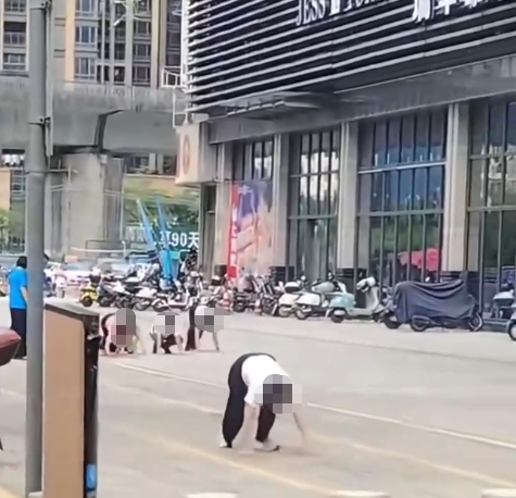 策略操盘 惠州街头多人爬行学狗叫 企业行为引争议