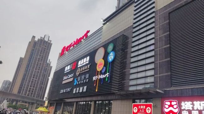 惠州街头多人爬行学狗叫 企业行为引争议